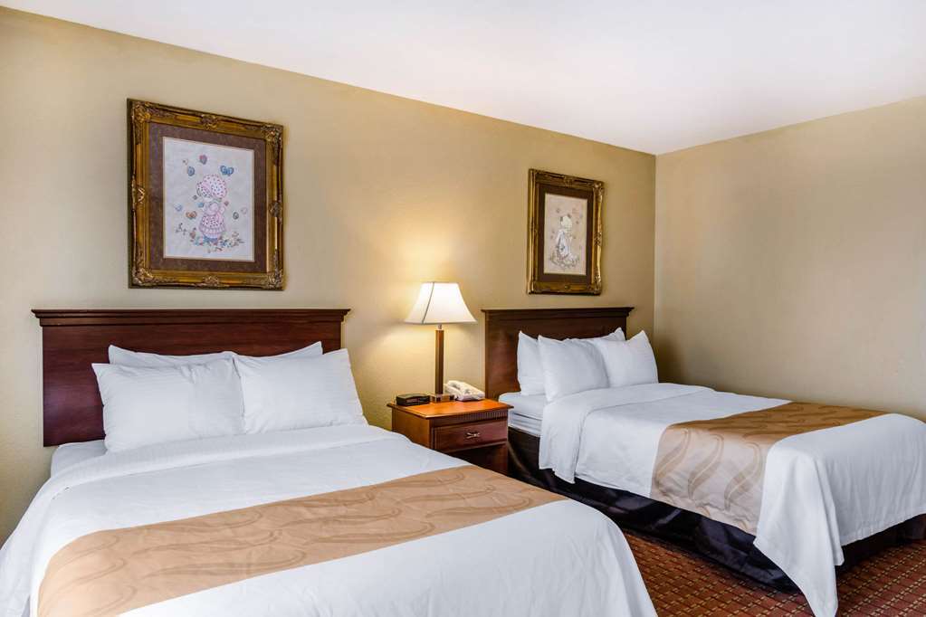 Quality Inn & Suites Carthage Room photo