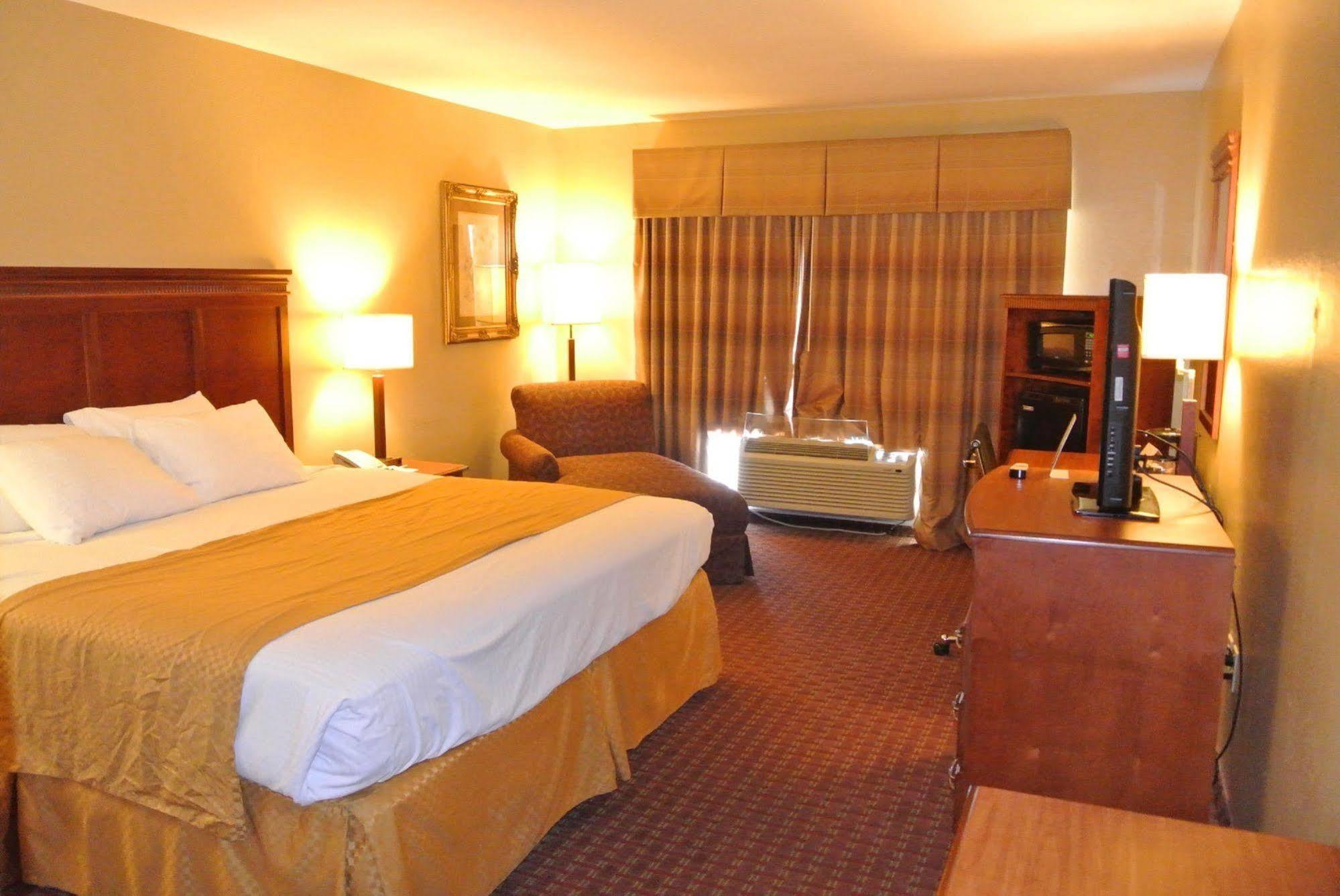 Quality Inn & Suites Carthage Exterior photo